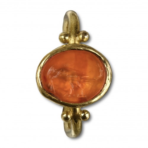 Antique Jewellery  - A gold ring set with a Roman intaglio of a Parrot