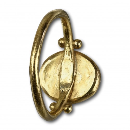 A gold ring set with a Roman intaglio of a Parrot - 