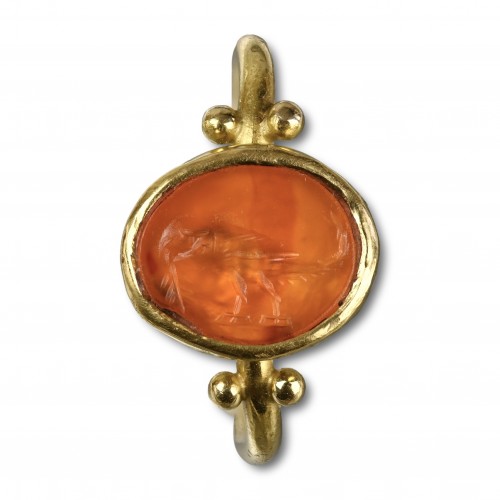 A gold ring set with a Roman intaglio of a Parrot - 