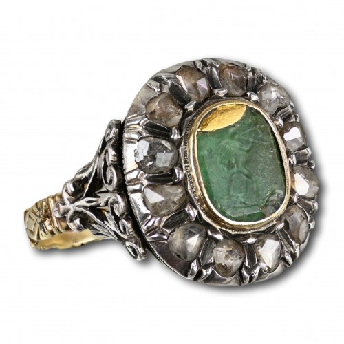  - Diamond locket ring with an emerald intaglio