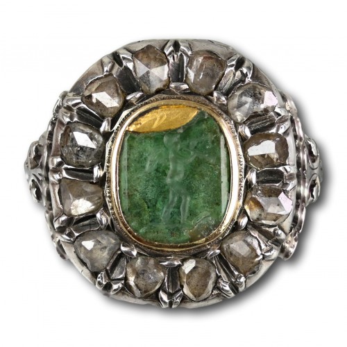 Antiquités - Diamond locket ring with an emerald intaglio