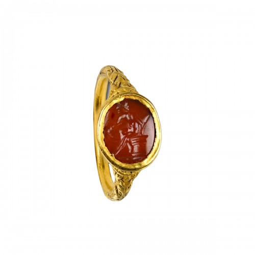 Renaissance gold ring with an intaglio of warrior