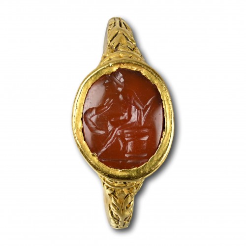 Renaissance gold ring with an intaglio of warrior - Antique Jewellery Style 