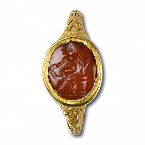 Antique Jewellery  - Renaissance gold ring with an intaglio of warrior