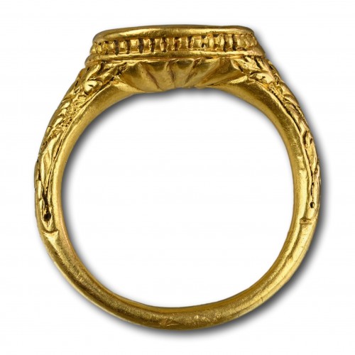 Renaissance gold ring with an intaglio of warrior - 