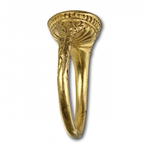 Renaissance gold ring with an intaglio of warrior - 