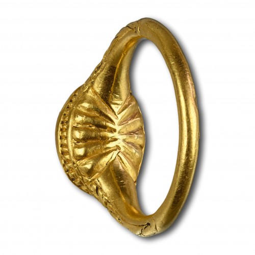 Antiquités - Renaissance gold ring with an intaglio of warrior