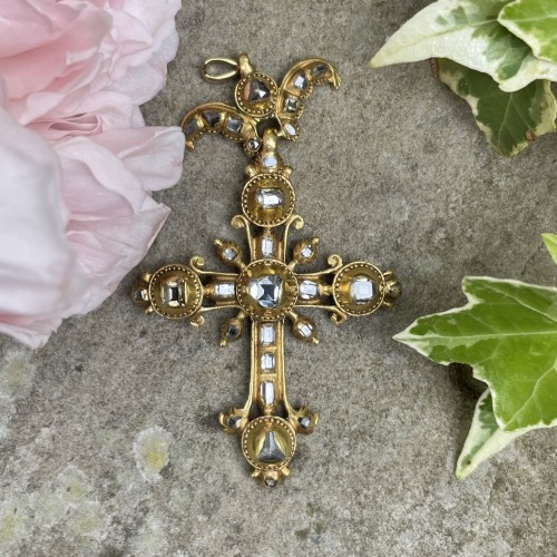 XVIIe siècle - Pendentif en forme de croix en diamant taillé en table