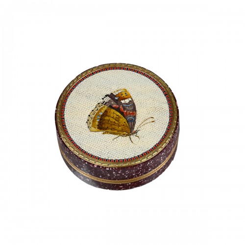 Porphyry and gold snuff box set with micromosaic plaques. Italian, 18th cen