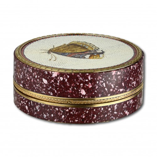 Porphyry and gold snuff box set with micromosaic plaques. Italian, 18th cen - 