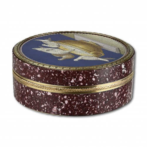 Antiquités - Porphyry and gold snuff box set with micromosaic plaques. Italian, 18th cen