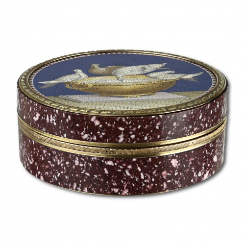 Antiquités - Porphyry and gold snuff box set with micromosaic plaques. Italian, 18th cen