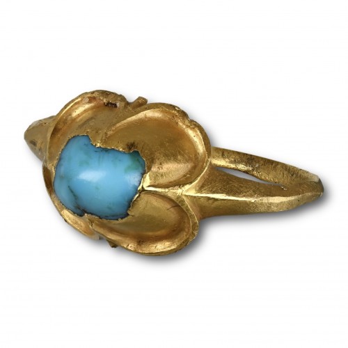 Renaissance gold ring with a turquoise - 