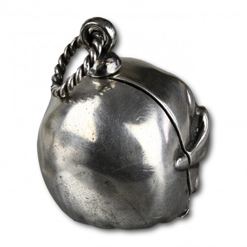 Silver pomander in the form of a skull - 