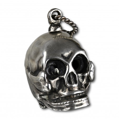 Silver pomander in the form of a skull - 