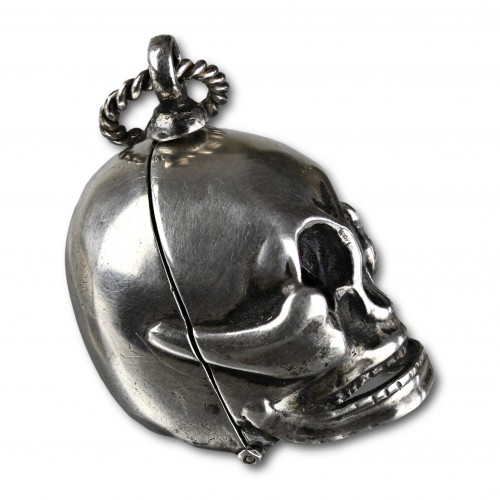 Antiquités - Silver pomander in the form of a skull