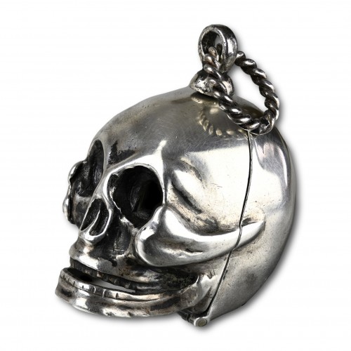 Antiquités - Silver pomander in the form of a skull