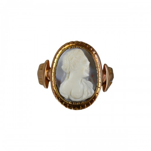 Gold ring with a Renaissance sardonyx cameo of a Muse