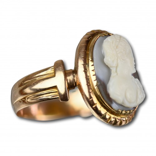 Bijouterie, Joaillerie  - Bague en or avec un camée en sardoine de la Renaissance représentant une Muse