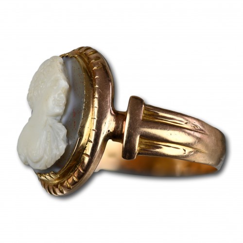 Gold ring with a Renaissance sardonyx cameo of a Muse - 