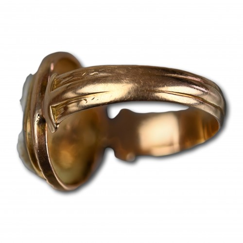  - Gold ring with a Renaissance sardonyx cameo of a Muse