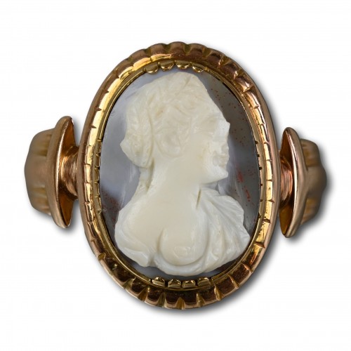 Antiquités - Bague en or avec un camée en sardoine de la Renaissance représentant une Muse