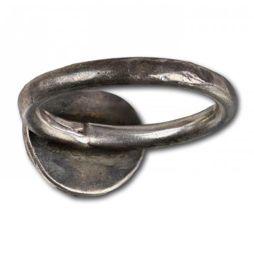 Objets de Curiosité  - Bague amulette en argent avec une pierre de crapaud