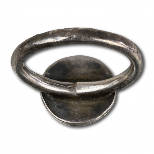 Amuletic silver ring with a toadstone - 