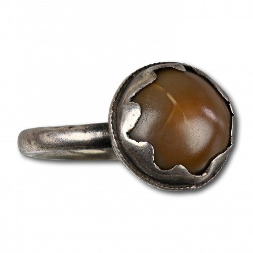 Amuletic silver ring with a toadstone - 