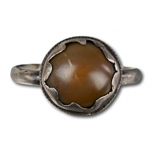  - Amuletic silver ring with a toadstone