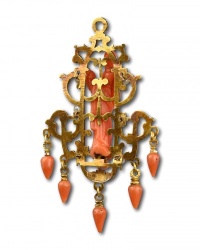 Antiquités - Gold, enamel and coral pendant. Trapani, Sicily, early 17th century.