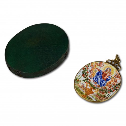 Antique Jewellery  - Gold and enamel pendant with the Virgin and Saints