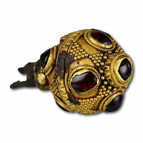 Antiquités - Merovingian gold and garnet finial, 7th century AD