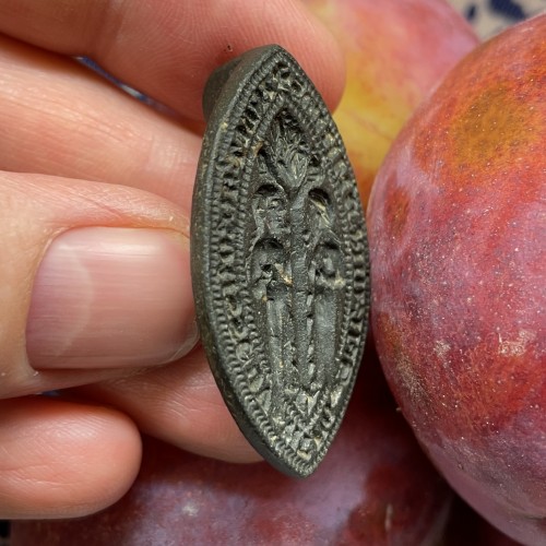 Antiquités - Medieval bronze seal of two women eating fruit