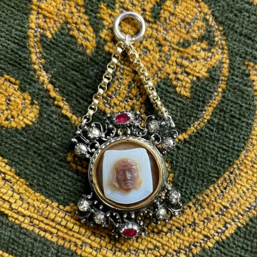 Silver &amp; gold pendant with diamonds, rubies and a cameo of Veronica’s veil - 