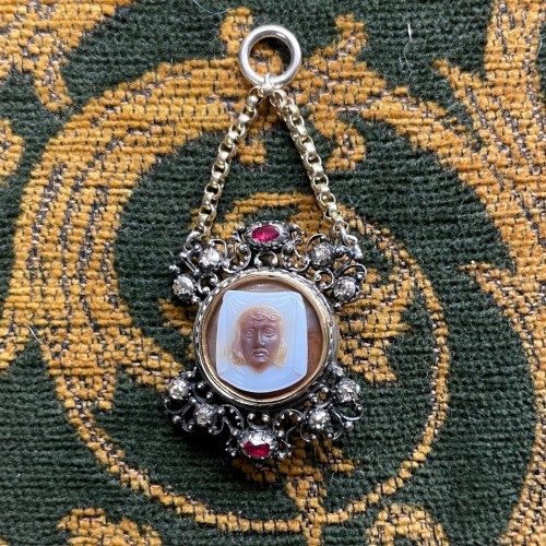 Antiquités - Silver &amp; gold pendant with diamonds, rubies and a cameo of Veronica’s veil