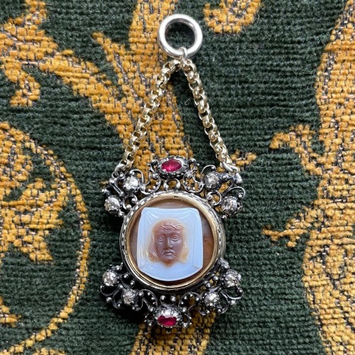 Antiquités - Silver &amp; gold pendant with diamonds, rubies and a cameo of Veronica’s veil