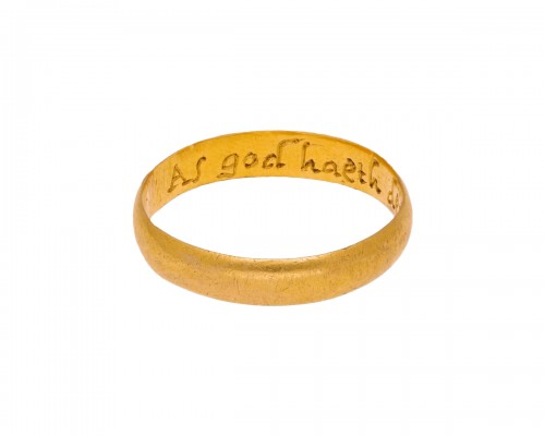 Bague en or avec un bouquet de fleurs « As god haeth decread so we agred »