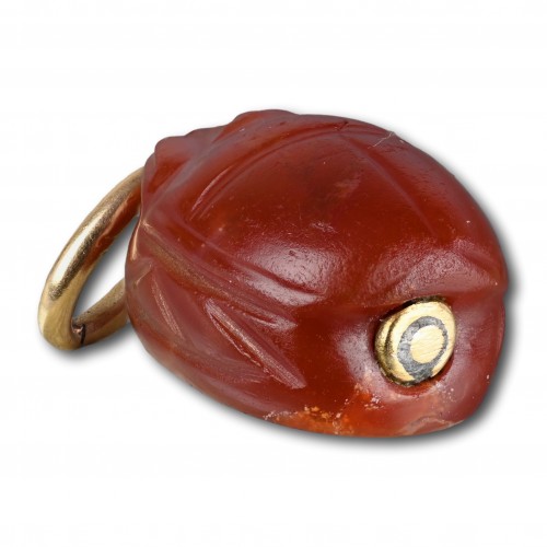 Antiquités - Etruscan carnelian scarab with antique gold mount 4th - 3rd century BC.  