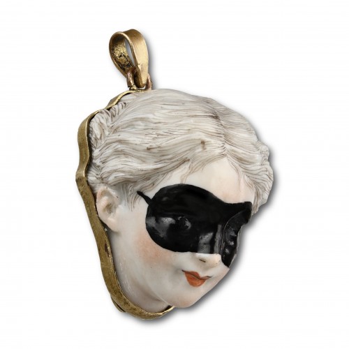 Enamelled porcelain patch box of a masked lady. French, 19th century.  - Objects of Vertu Style 