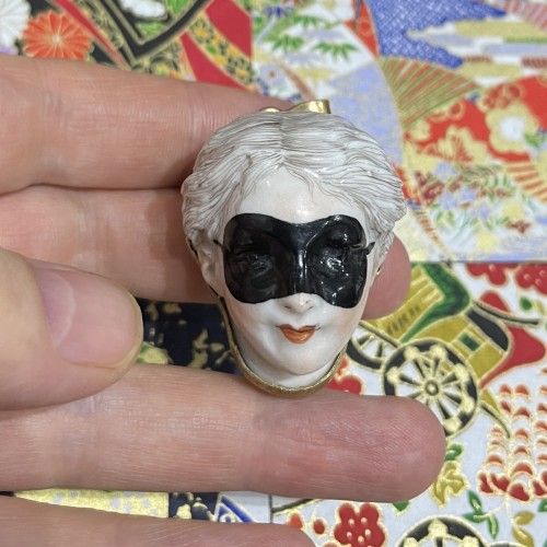 Antiquités - Boîte à pilules en porcelaine émaillée représentant une femme masquée, France XIXe siècle