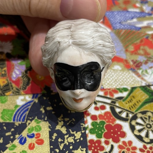 Antiquités - Boîte à pilules en porcelaine émaillée représentant une femme masquée, France XIXe siècle