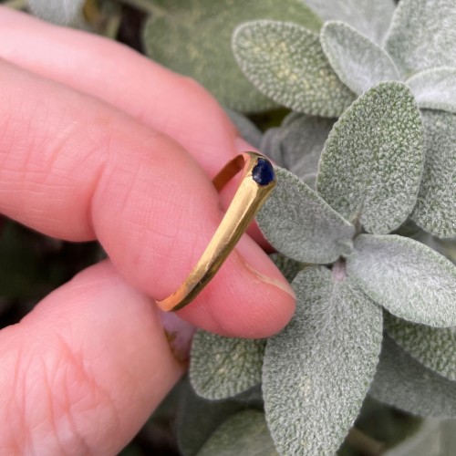 11th to 15th century - Medieval gold sapphire stirrup ring