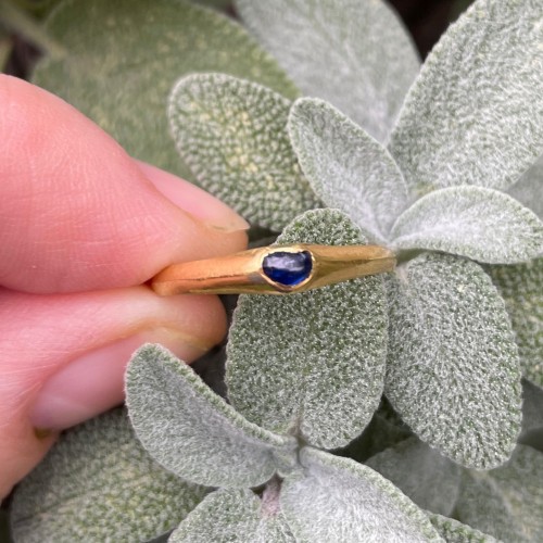 Antiquités - Medieval gold sapphire stirrup ring