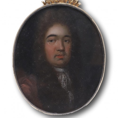 Portrait miniature d'un gentilhomme, dernier quart du XVIIe siècle - Objets de Vitrine Style 