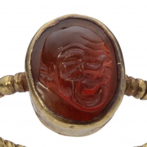 Ancient Roman gold ring with a carnelian cameo of a comic mask, 1st century - Antique Jewellery Style 