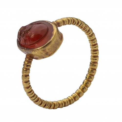 Antique Jewellery  - Ancient Roman gold ring with a carnelian cameo of a comic mask, 1st century