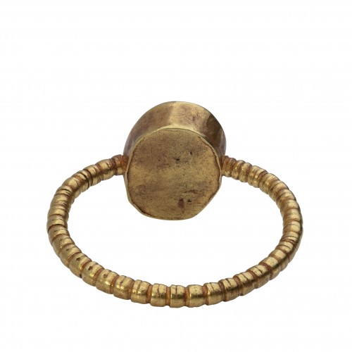 Avant JC au Xe siècle - Bague en or de la Rome antique avec un camée en cornaline représentant un masque comique