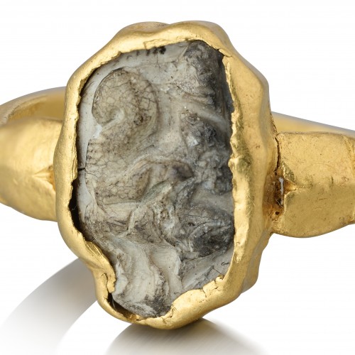 Ancient gold ring set with a burnt agate cameo of Eros riding a hippocampus - Antique Jewellery Style 