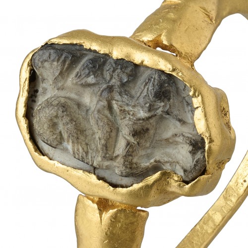 Ancient gold ring set with a burnt agate cameo of Eros riding a hippocampus - 